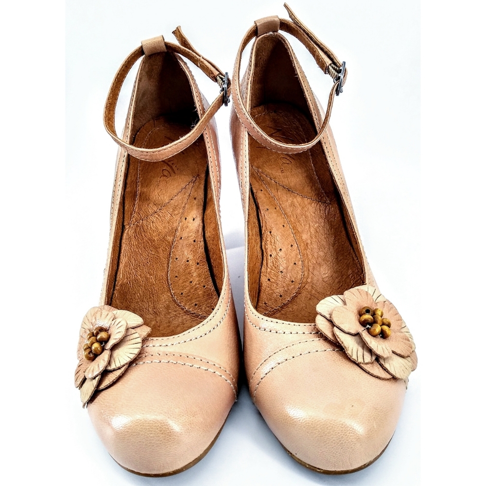 NEW! Anthropolgie Naya Leather Flower Heels